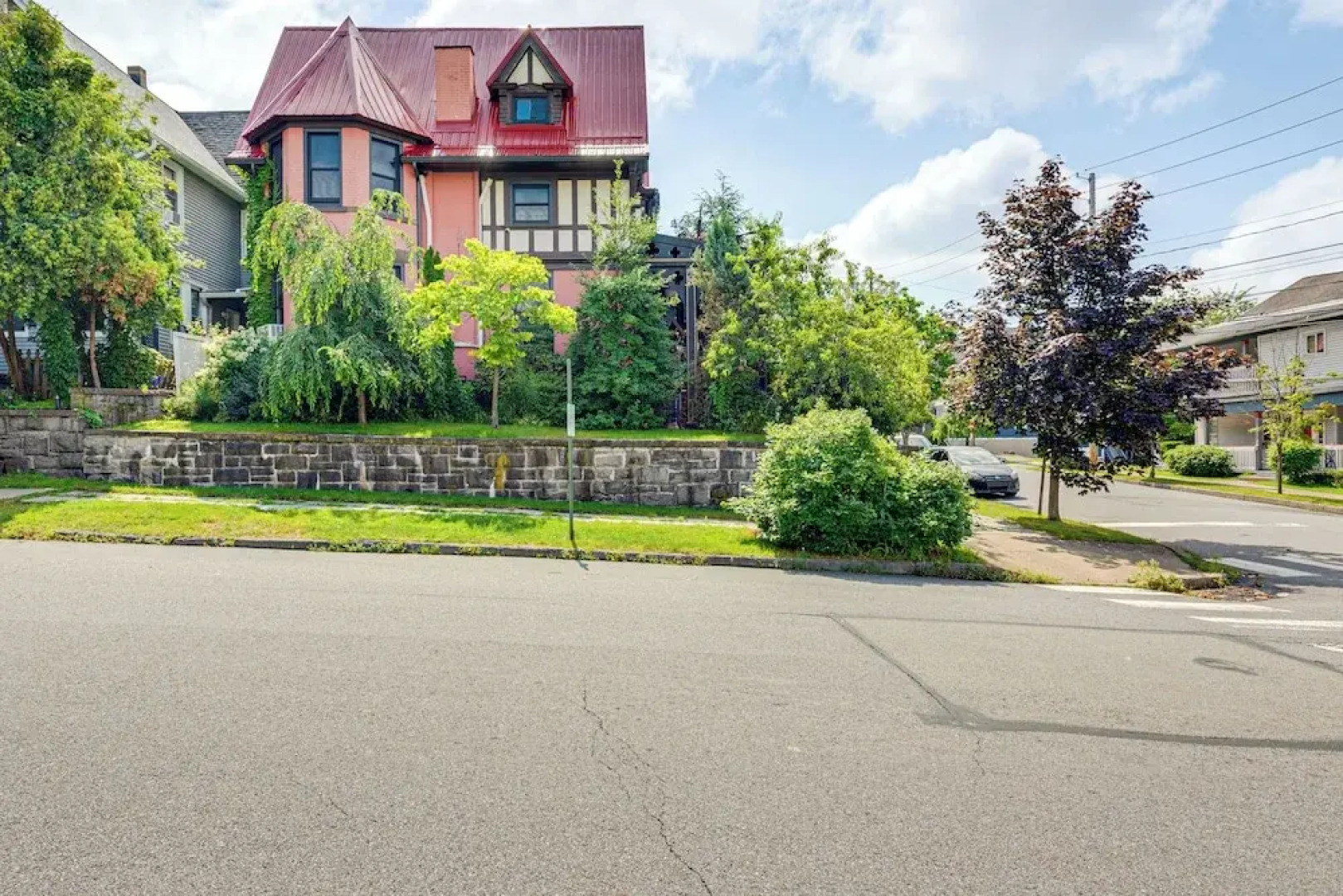 Near Downtown Scranton: Getaway w/ Patio