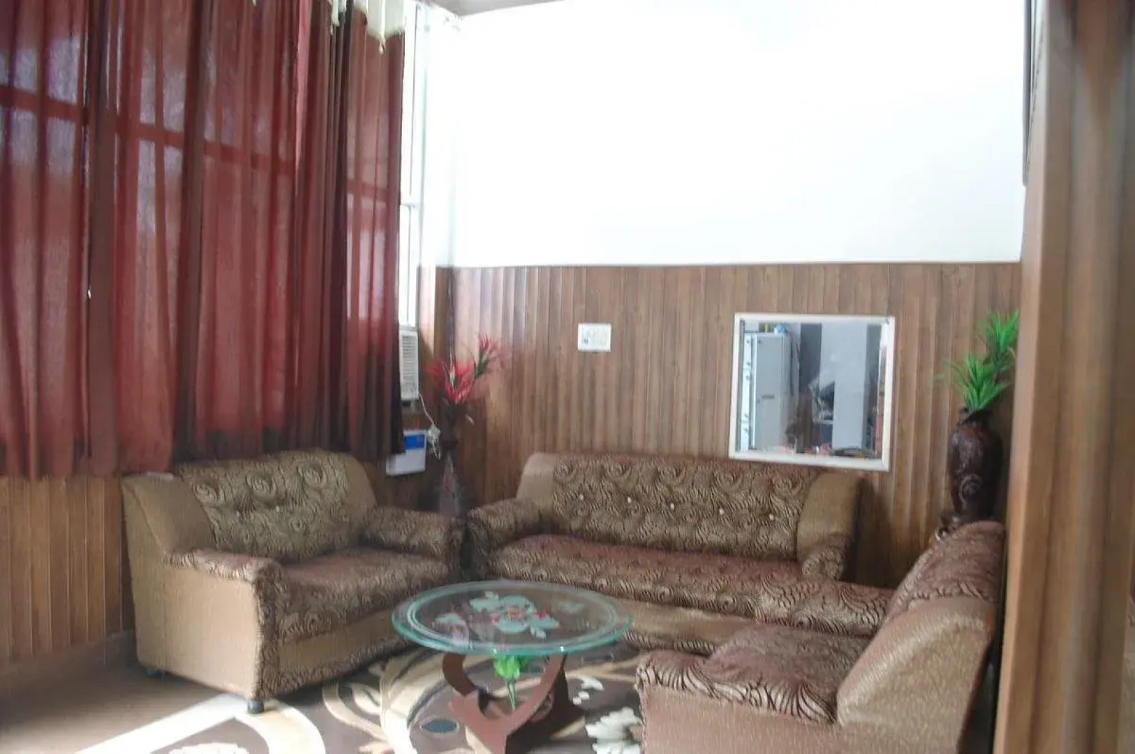 Hotel Golden Woods by OYO Rooms