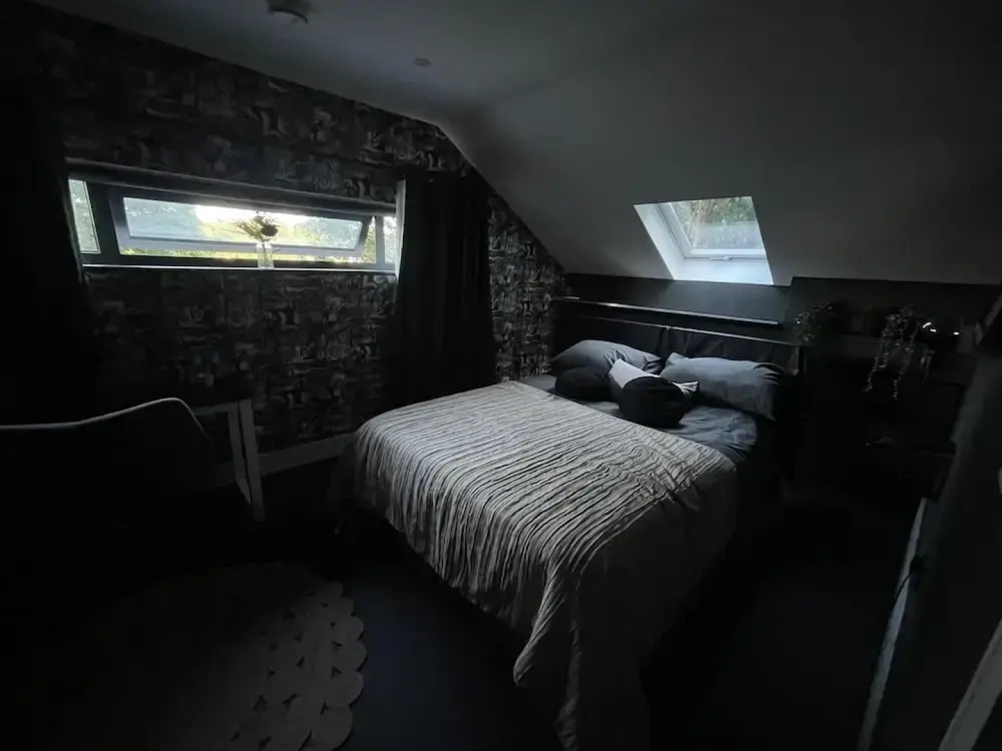 Artsy Retreat - Sleeps 8, Free Parking & Balcony