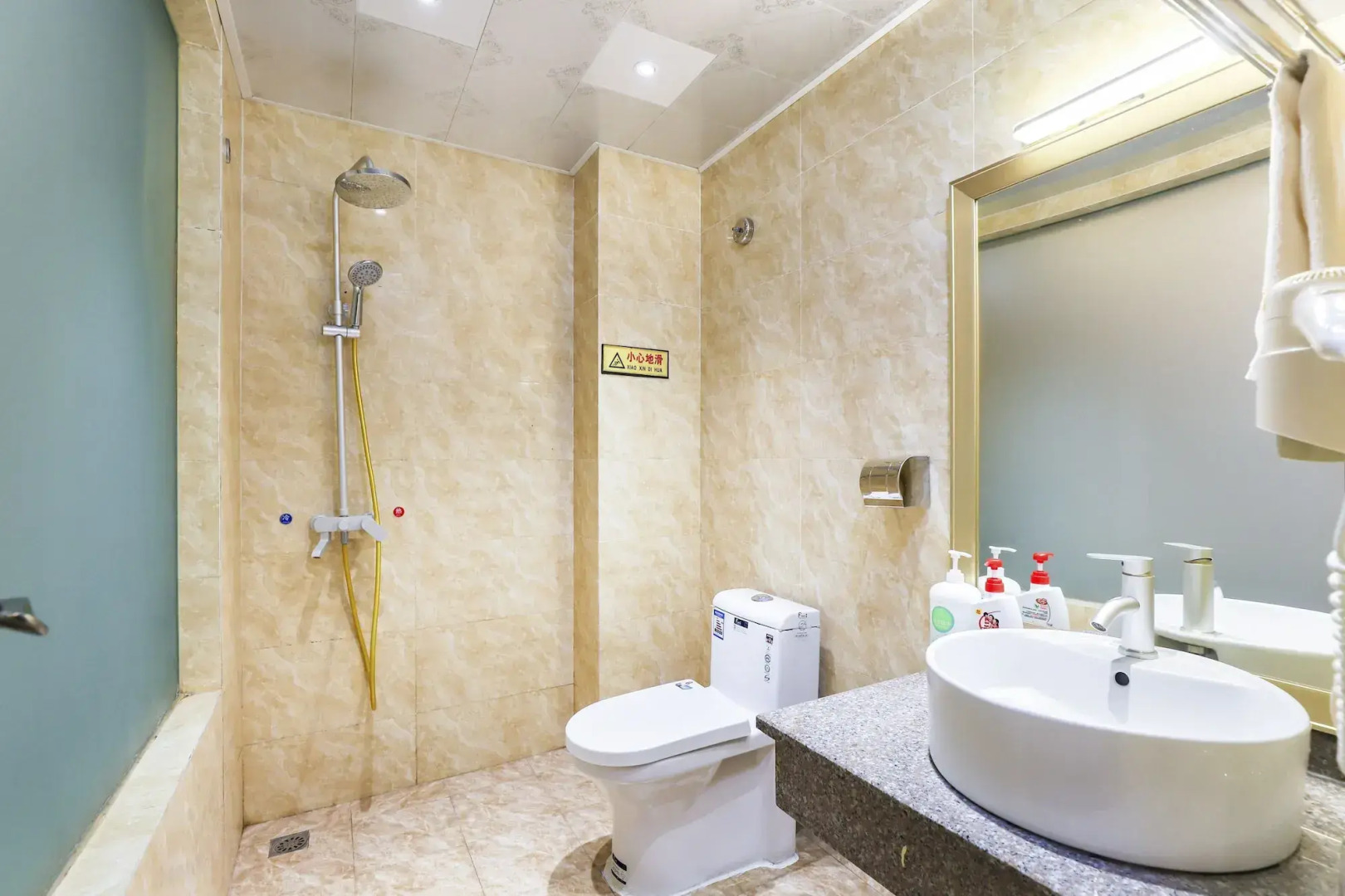 Mount Emei Happy Hotel