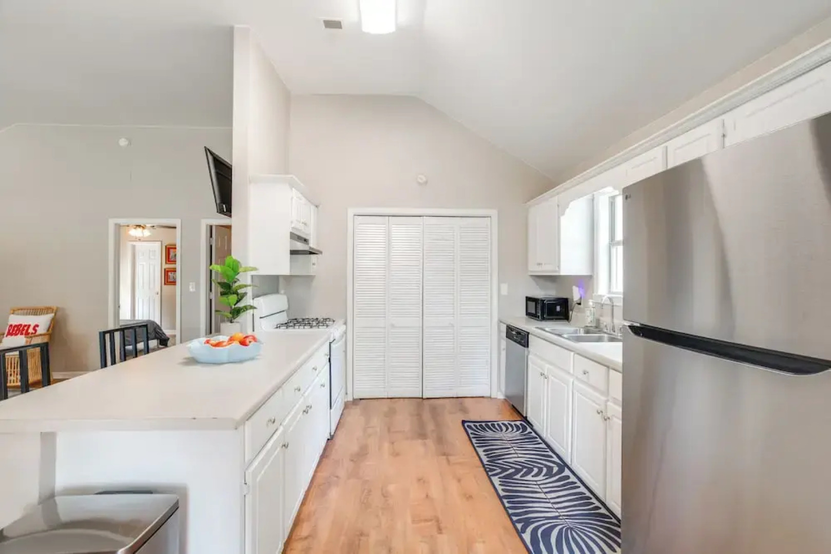 1 Mi to Ole Miss: Pet-friendly Retreat w/ Yard