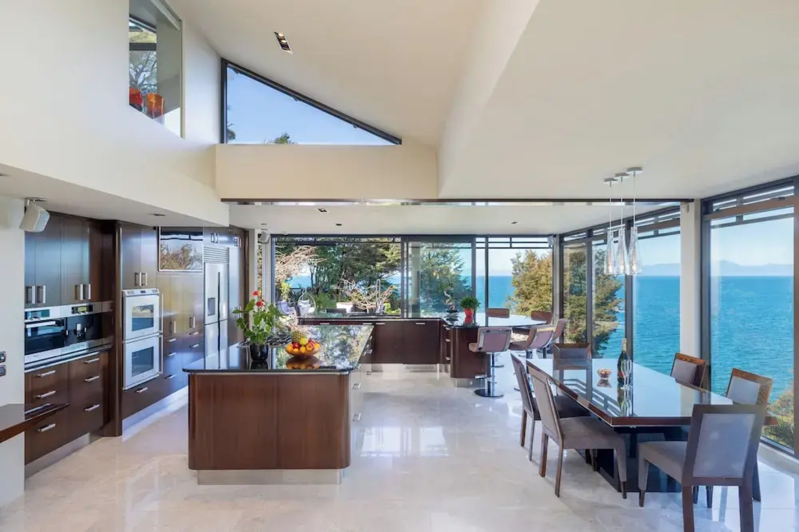 Jacuzzi Suite - Ocean Views & Beach