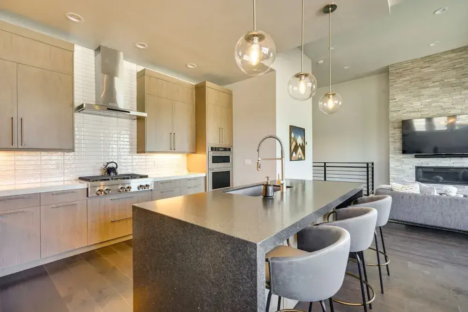 Hideout Haven: Luxe Retreat w/ Lake View & Hot Tub