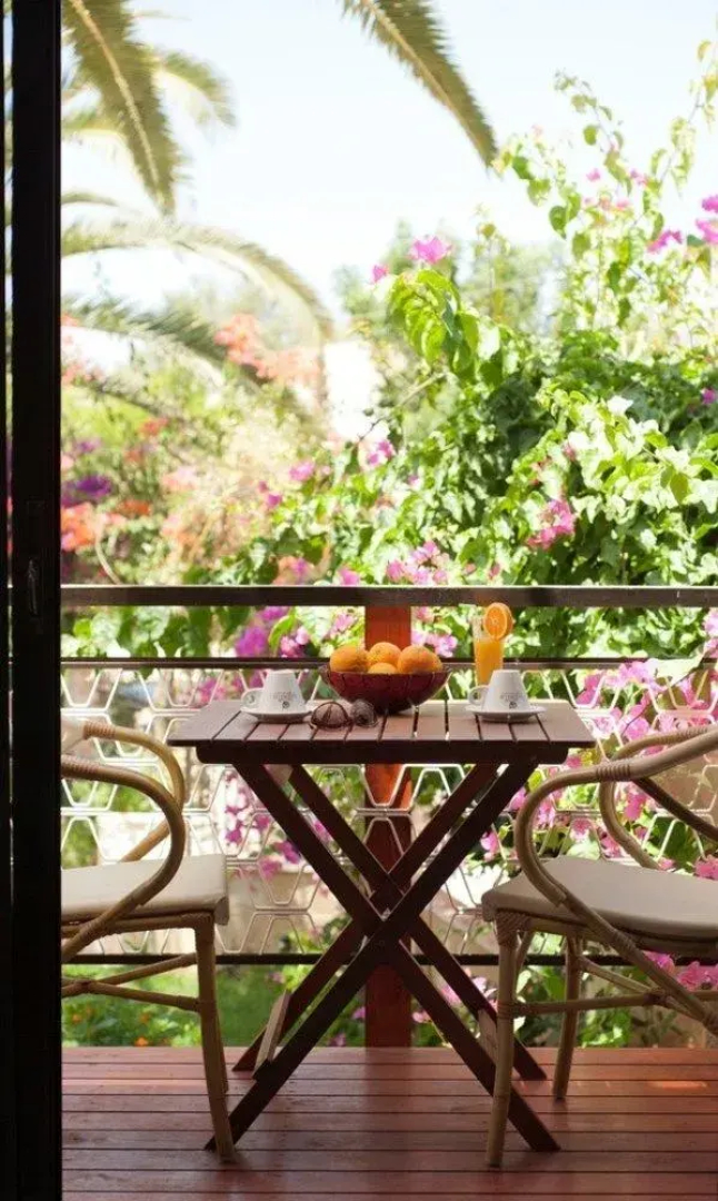 Nikolas Suites