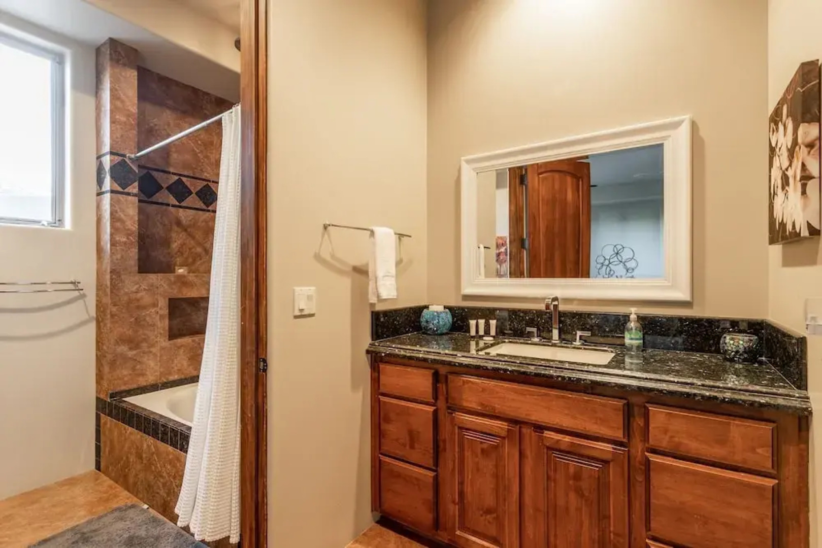 All-Suite Tuscan Home W/ Pool, SPA & Sports Court Home