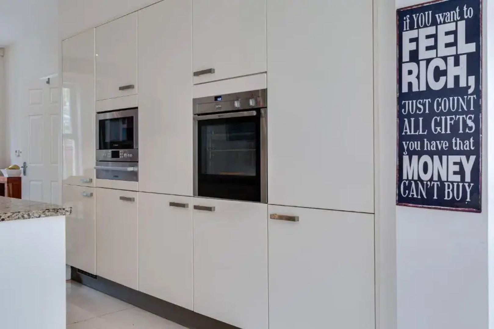 Modern, luxury suites with private bathrooms close to city centre