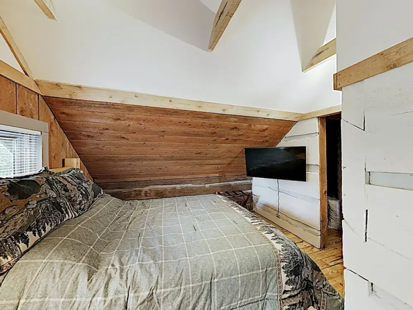 New Listing! Updated W/ Hot Tub On 2 Acres 1 Bedroom Cabin