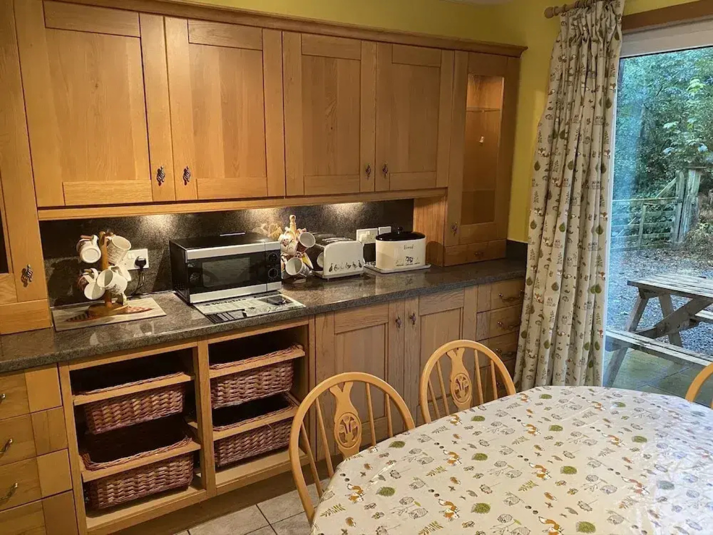 Country Cottage Sleeps 6 w/ Hot Tub & Dog-friendly