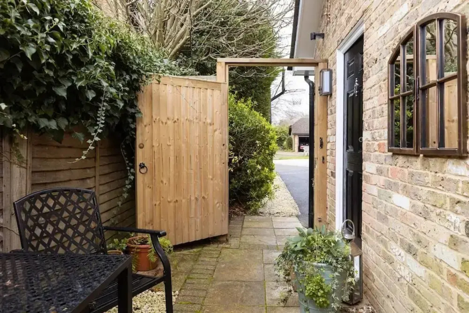 1 Bed Studio Sleeps 2 -patio -garden -dogs Ok