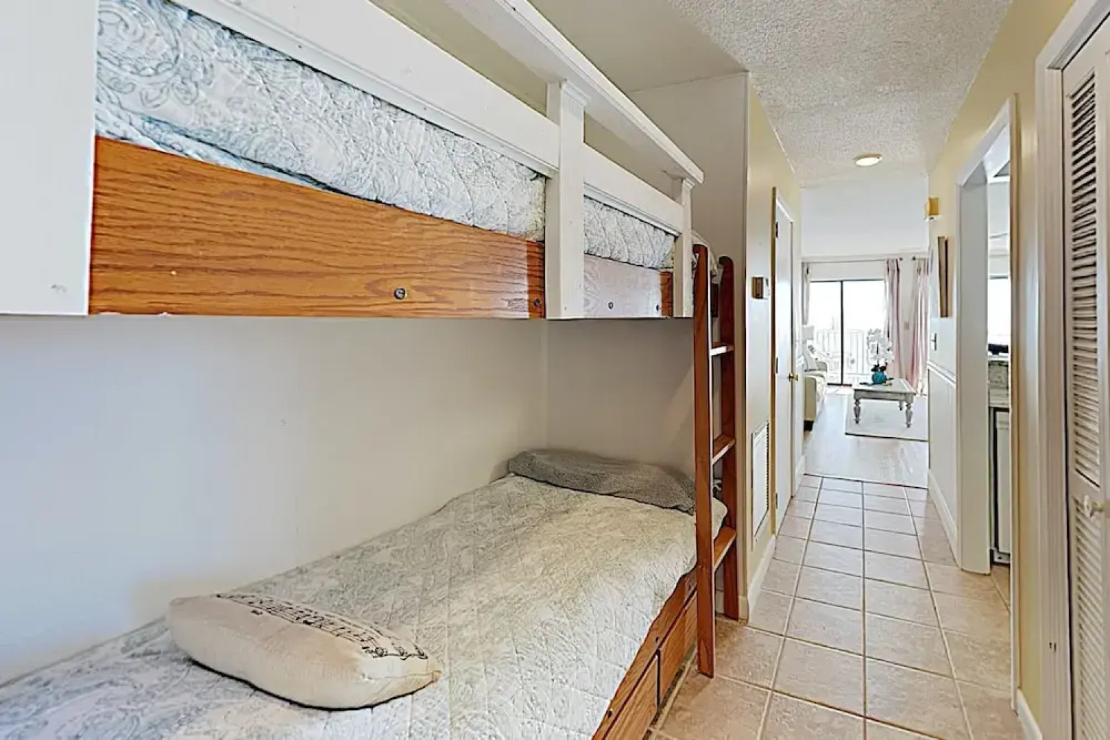 New Listing! Oceanfront W/ Balcony & Pool 1 Bedroom Condo