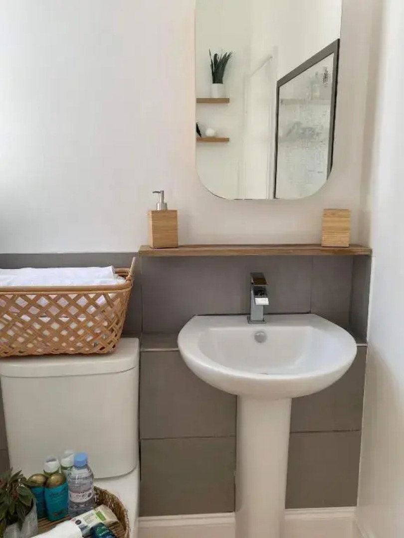 The Clock Tower Apartment - Large, Modern, 2 bed apartment, Southsea with Free parking - sleeps 4