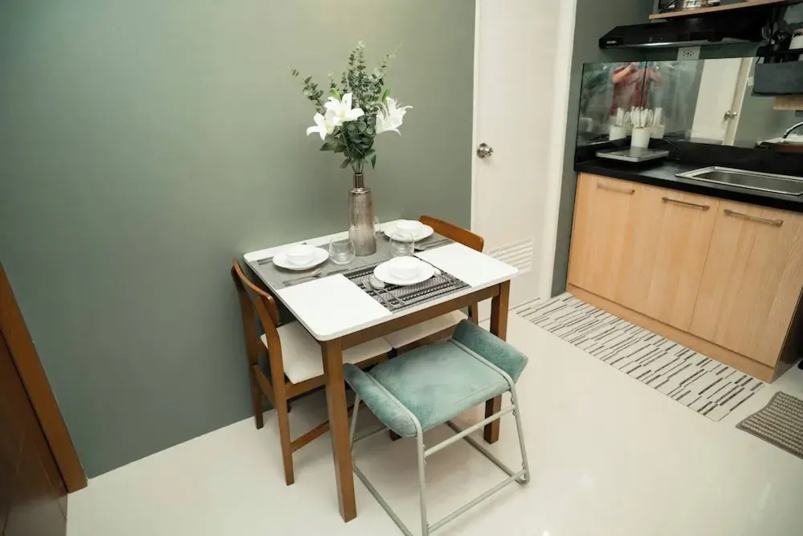 2-bedroom Elegant Condo With Sunrise & Mountain View