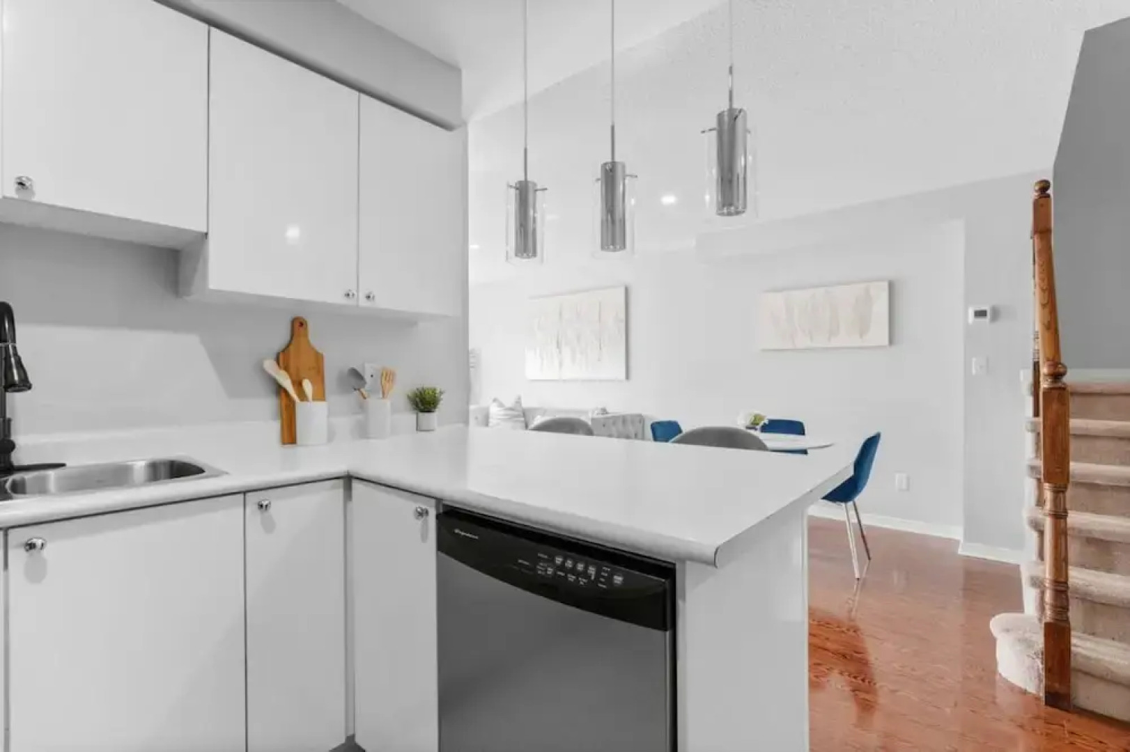 Contemporary 3BR Townhouse in Ajax Cozy Central