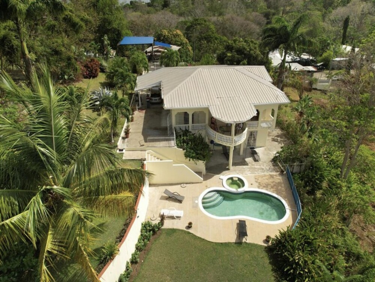 4-bed With En-suite Bathrooms Villa in Bethel