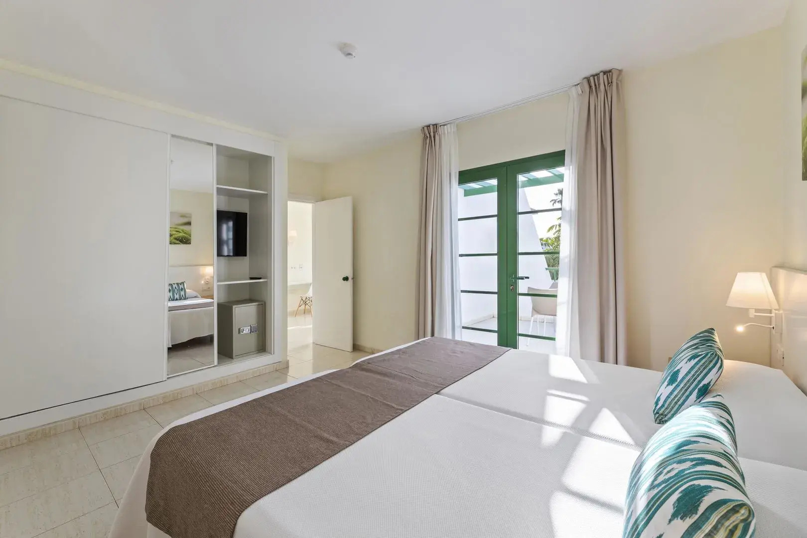 Отель THB Royal