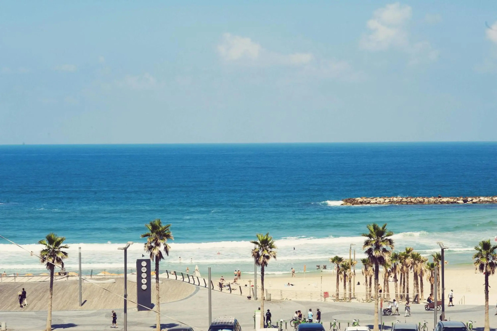 Nice 2Bd W/ Balcony and Private Parking by Sea N' Rent