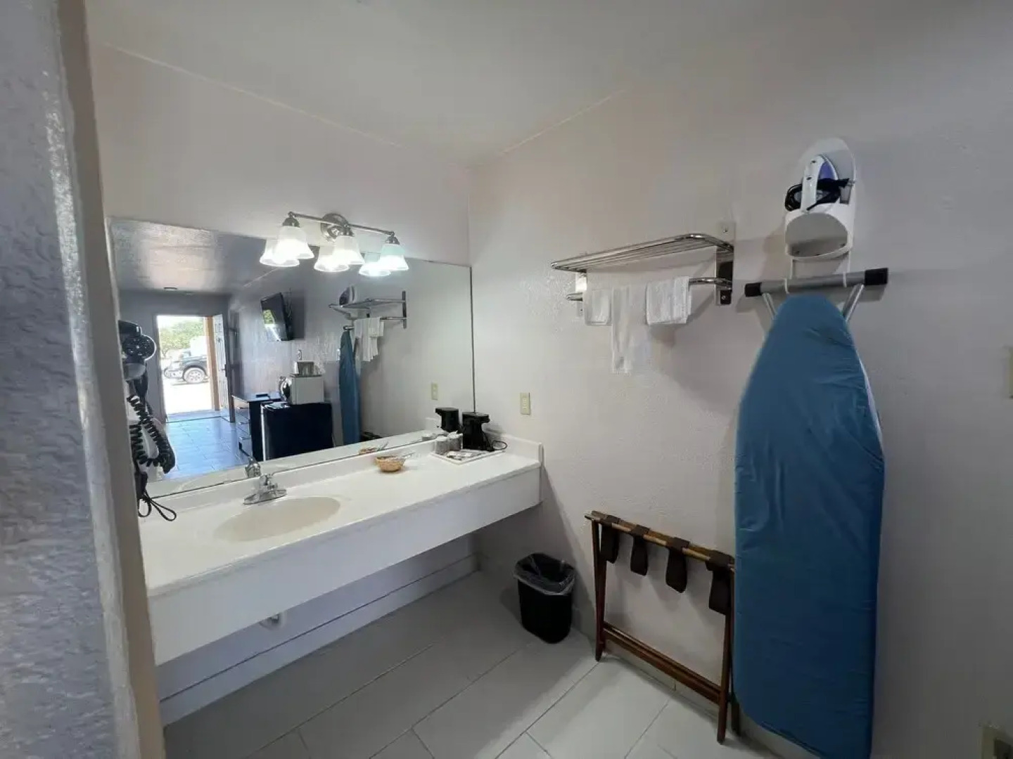 Country Hill Inn and Suites