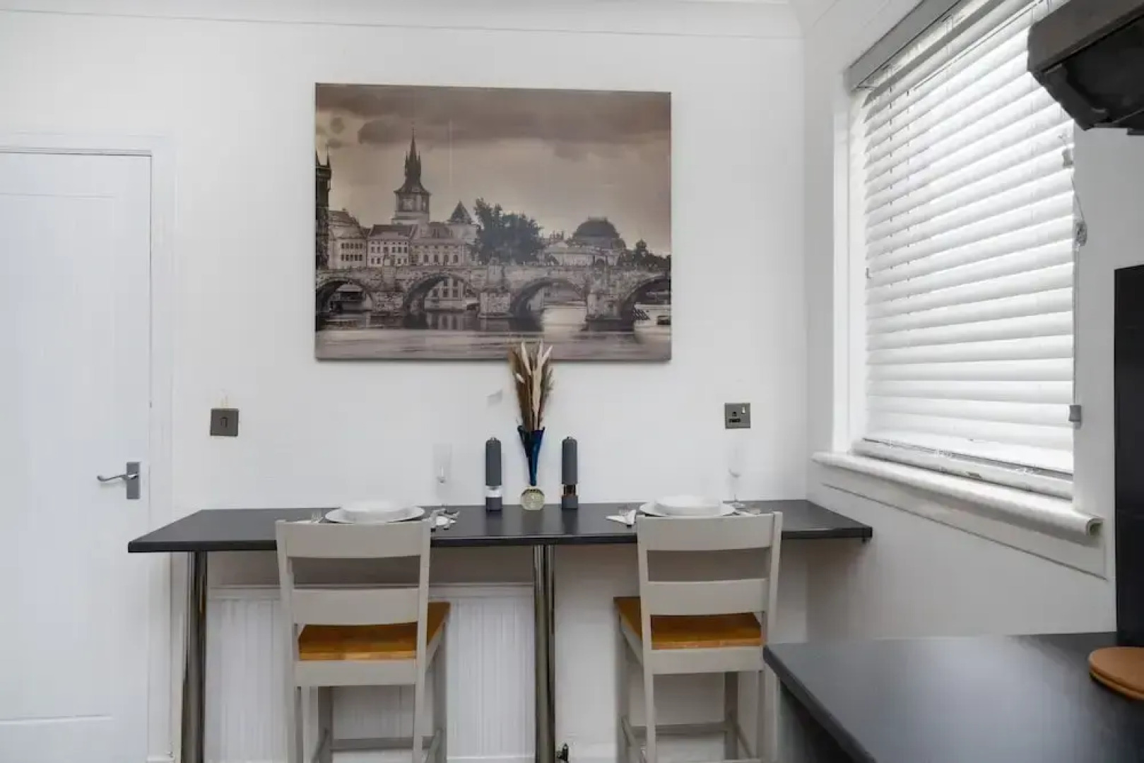 2-bed Flat, Wishaw, Free Parking, Family-friendly