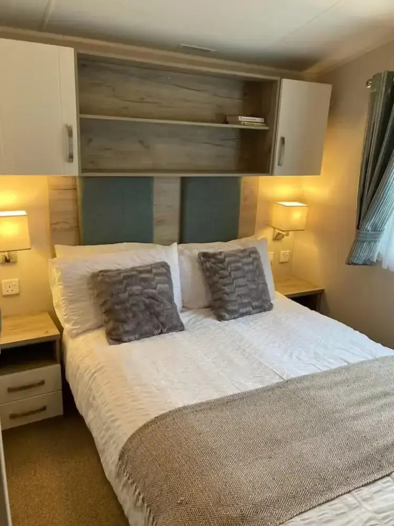 Caravan-sleep8-hottub-freep-balcony-familyfriendly