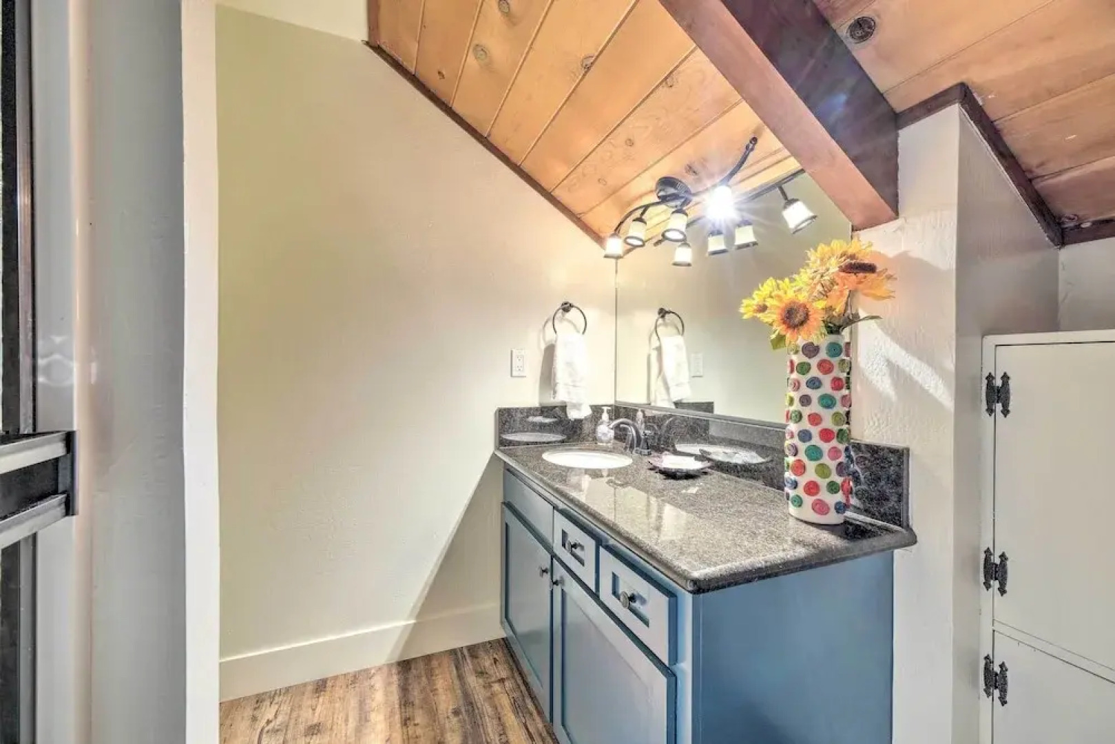 Walk Downtown: Arnold Cabin w/ Large Deck!