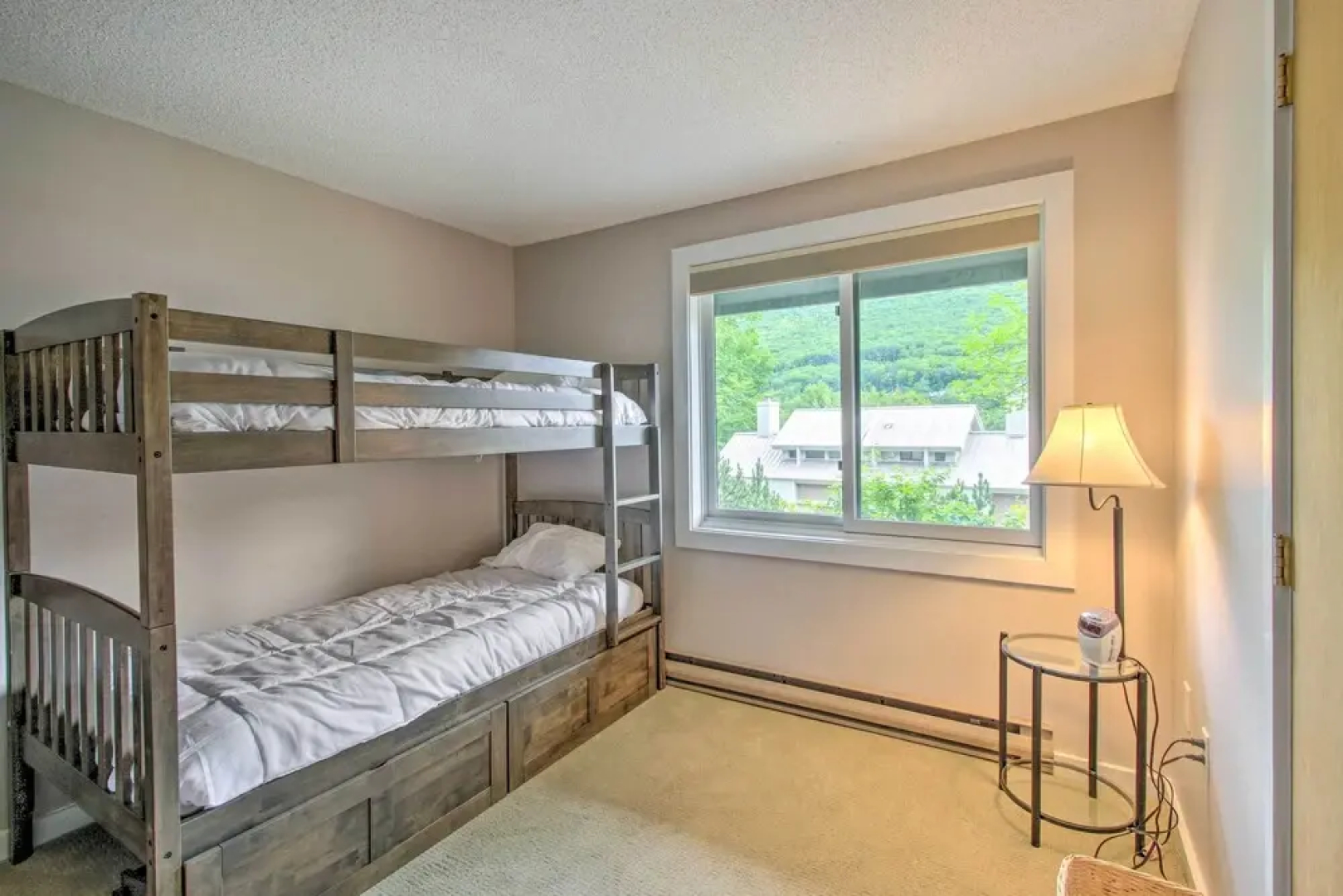 Cozy Lincoln Condo ~ 1 Mi to Loon Mountain!
