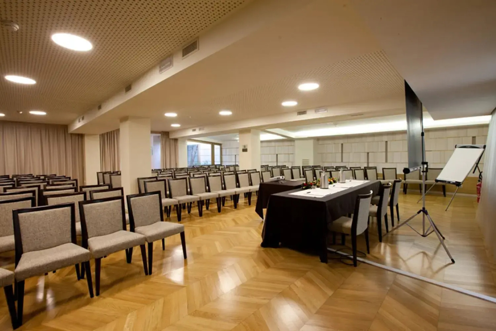 Breaking Business Hotel