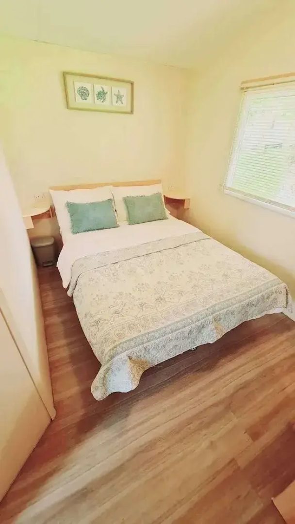 3-bed Cabin, Sleeps 6 With Pool & 5 Mins to Beach