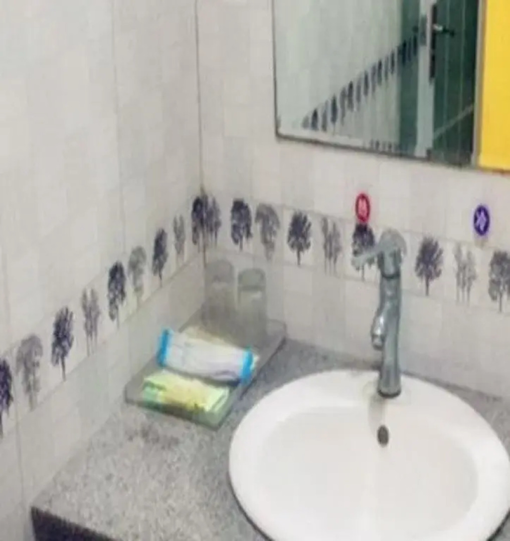 Fuyang Funan Yixuan Business Hotel