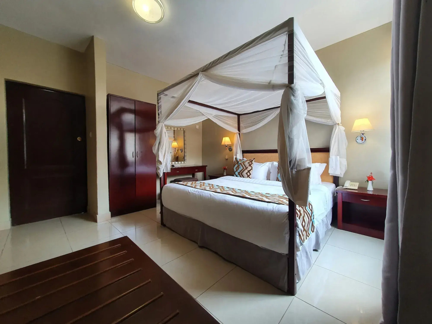 Serendib Suites & Conference Center