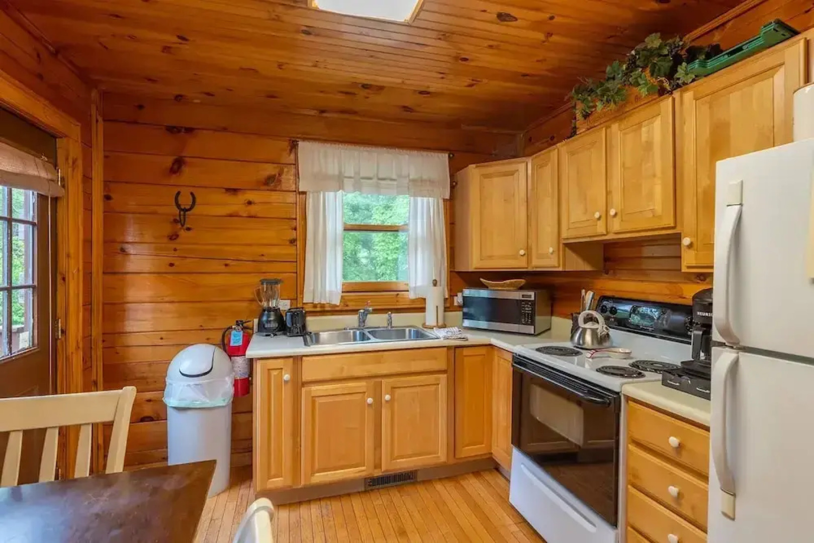 Honey Hill Inn & Cabins at Engadine