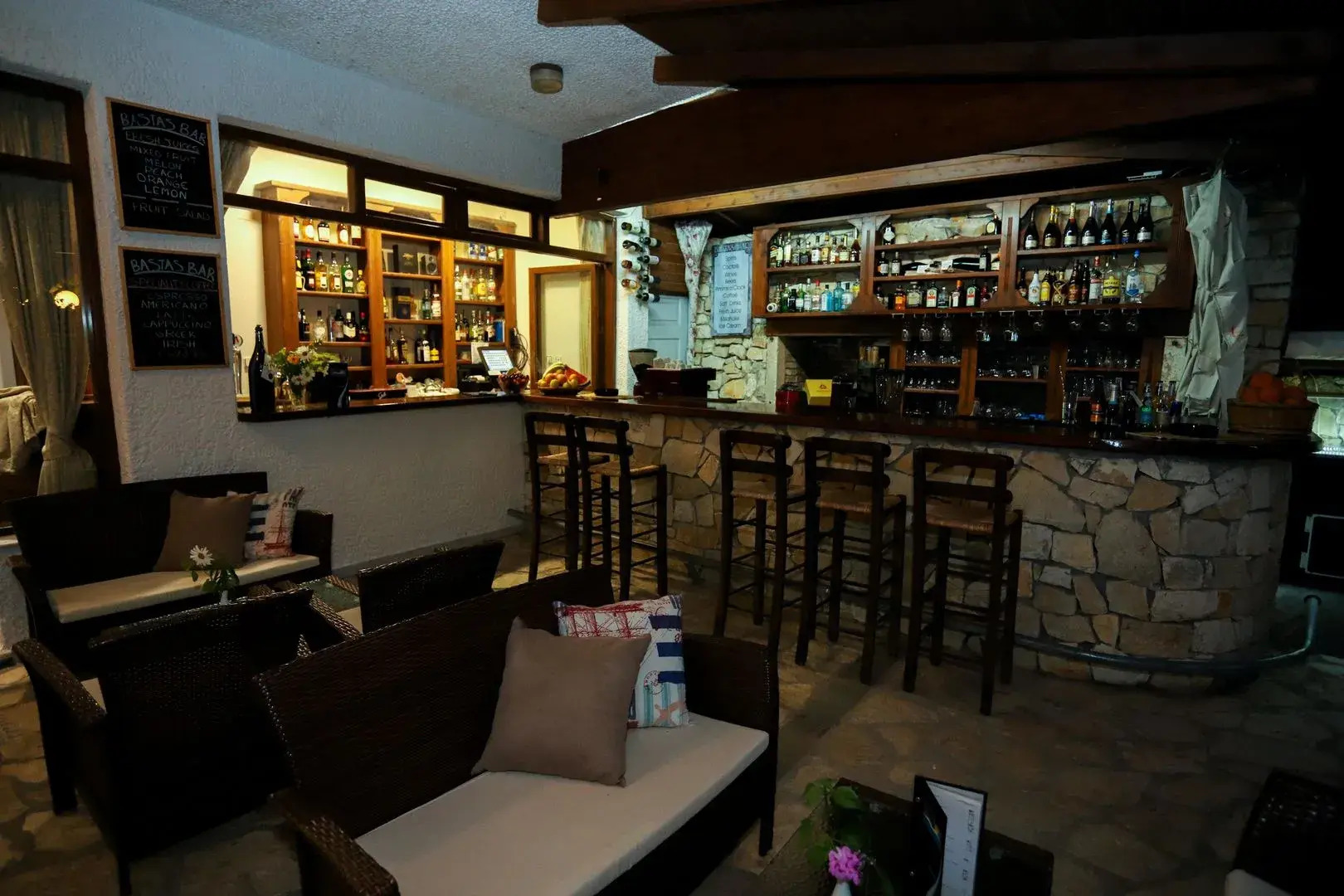 Bastas Hotel & Studios