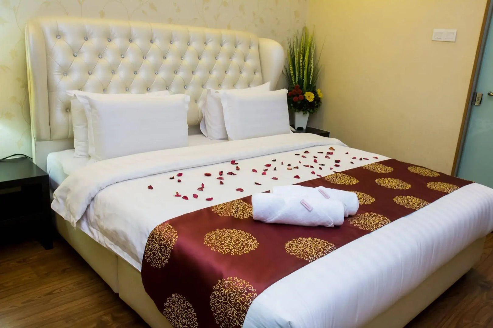 Capital O 91074 Grand World Hotel