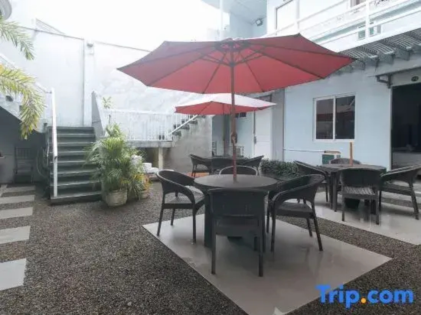 RedDoorz Premium @ THE GRAND PENINSULA SUITES