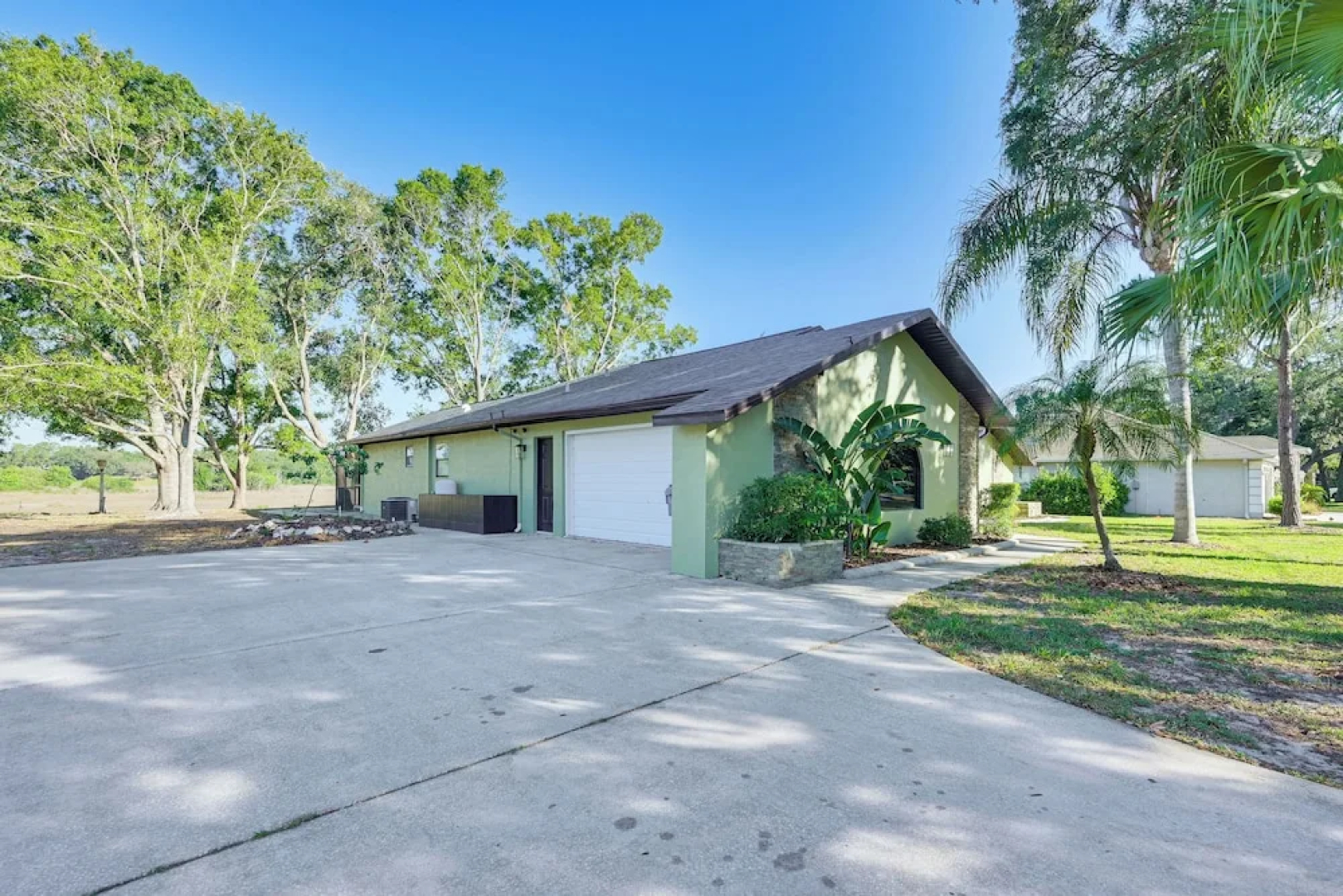 Spring Hill Home w/ Pool, BBQ Grill & Outdoor TV!