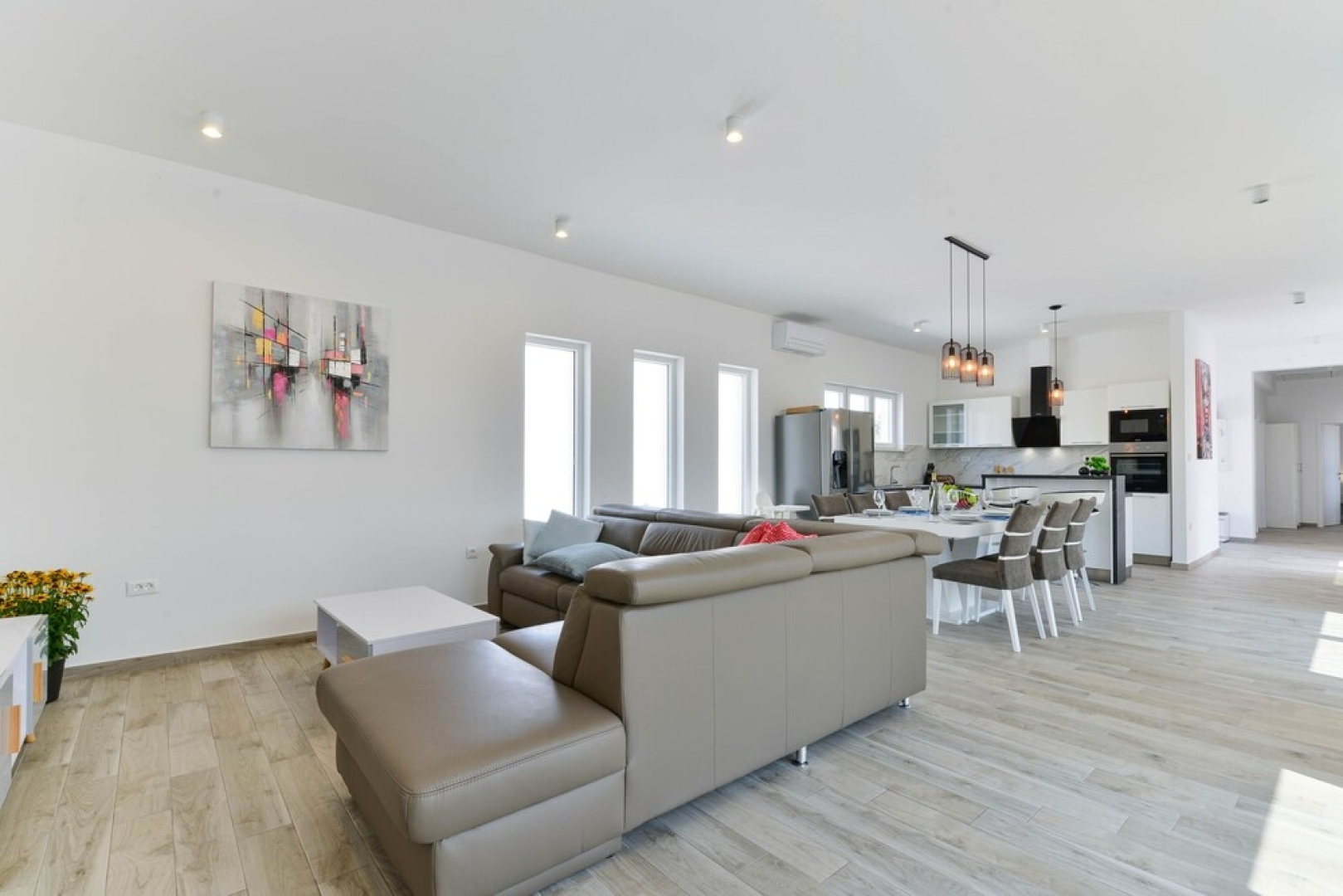 Modern & spacious villa with pool AE1445