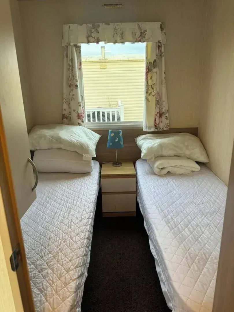 3 bed With Balcony on Lido Beach