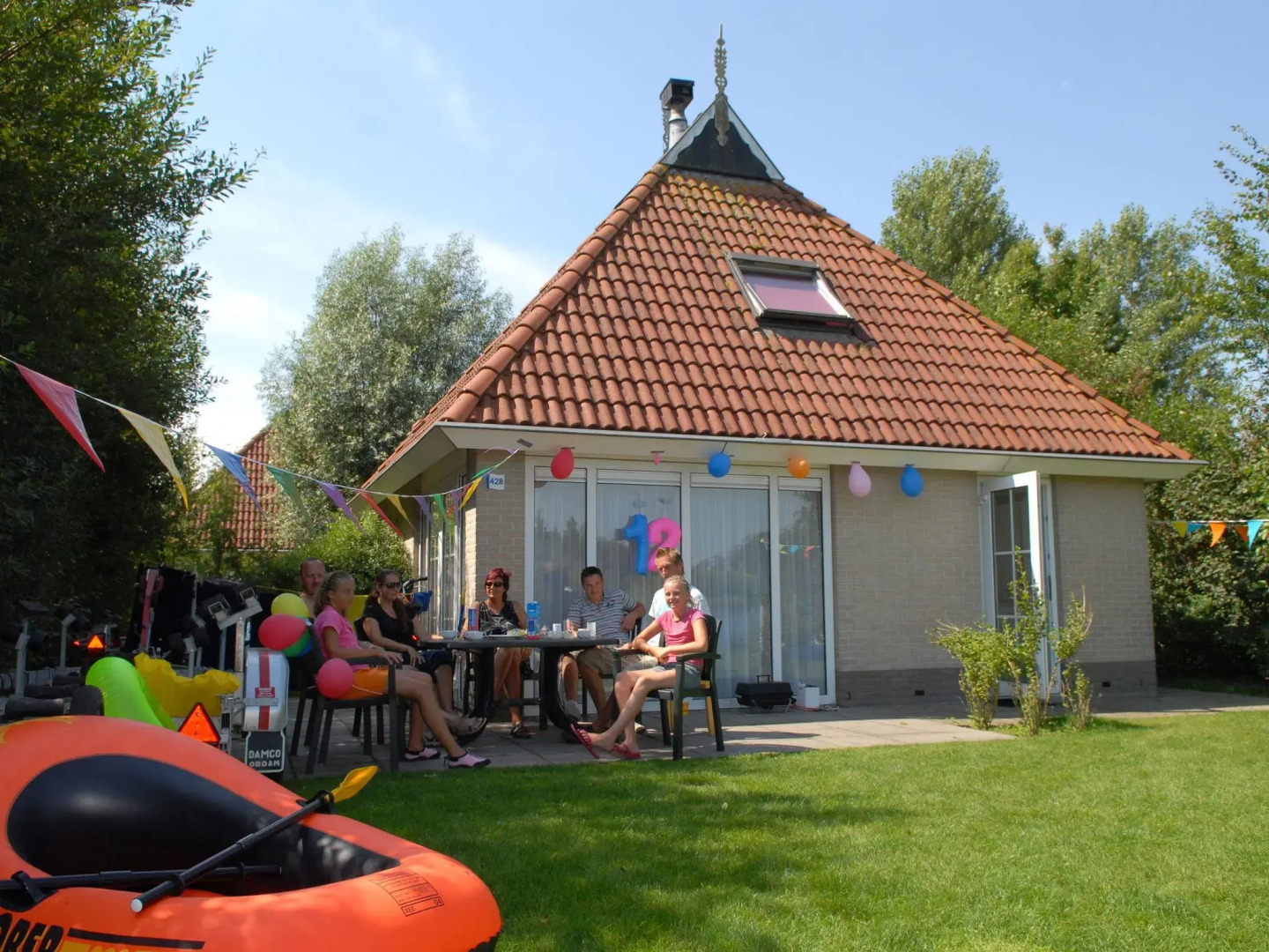 Detached bungalow with whirlpool and solarium, in nature
