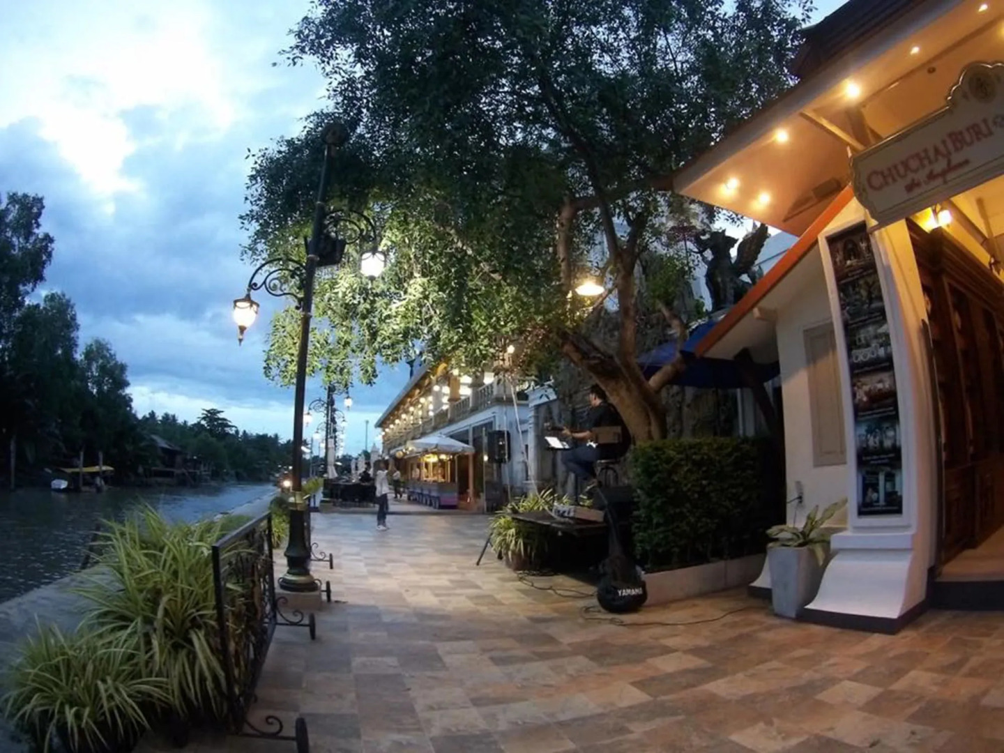 Chuchai Buri Sri Amphawa