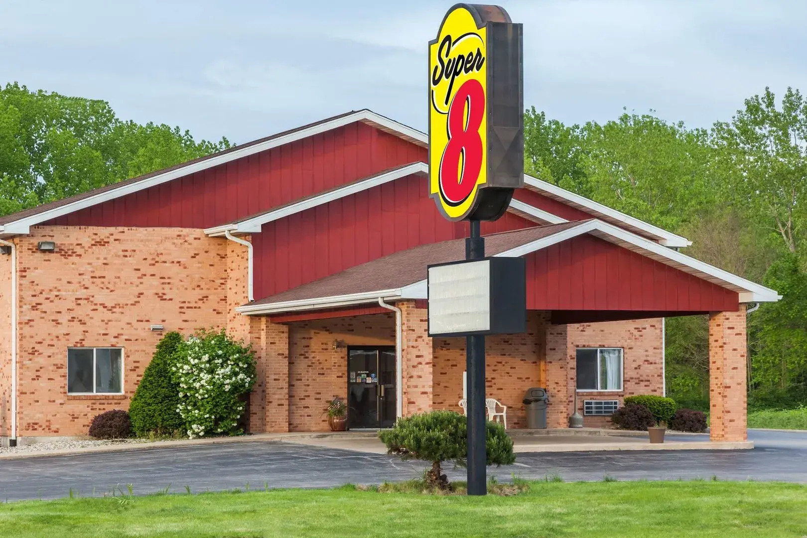 Watseka 24 Inn & Suites