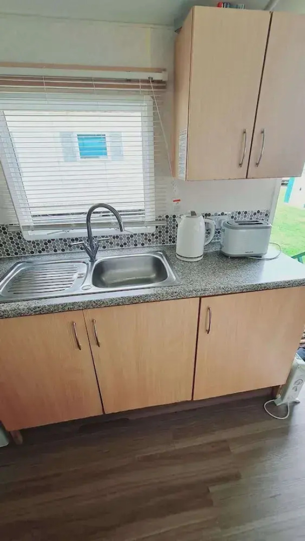 3-bed Cabin, Sleeps 6 With Pool & 5 Mins to Beach