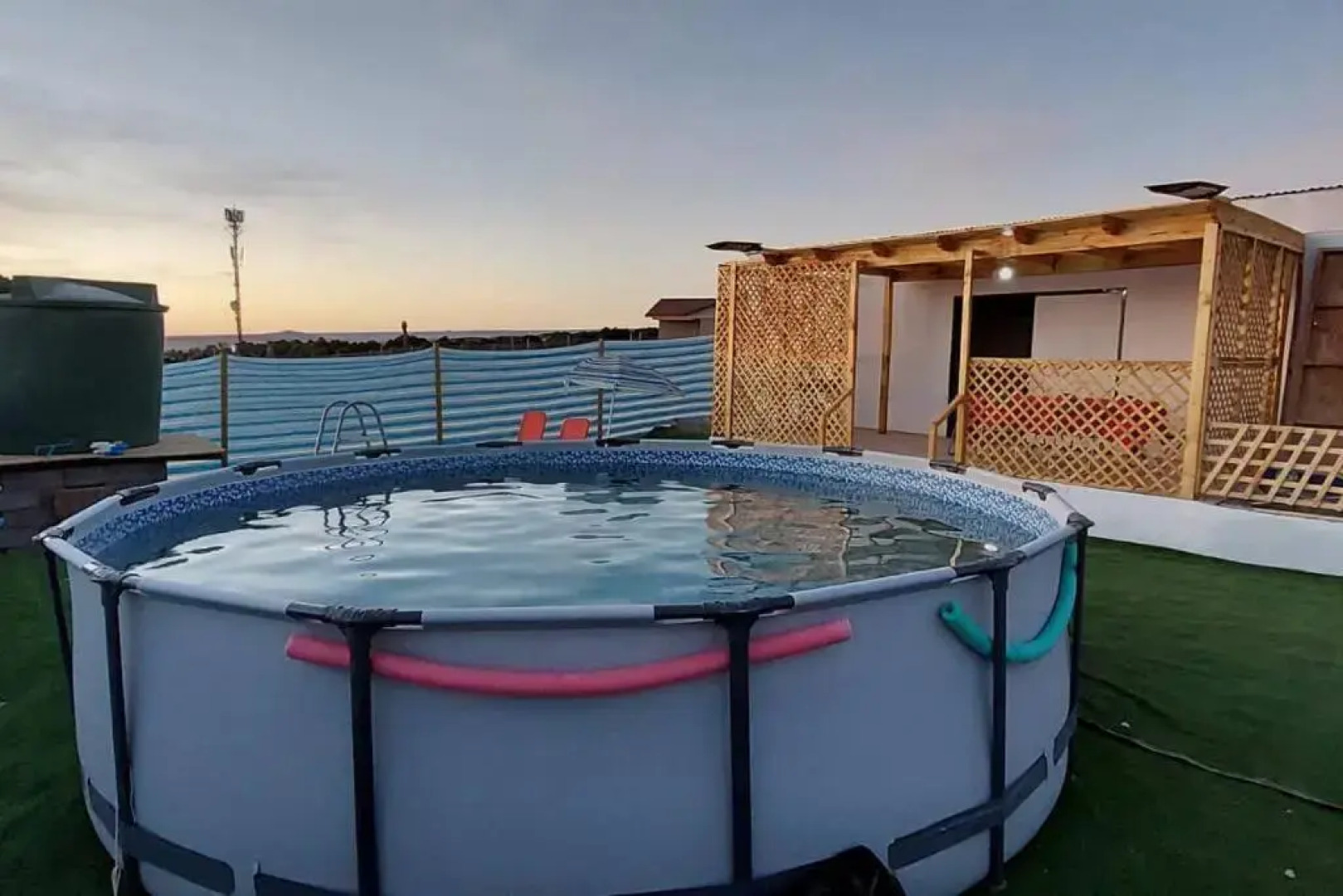 Cabaña con piscina, vista al Oasís de Pica.