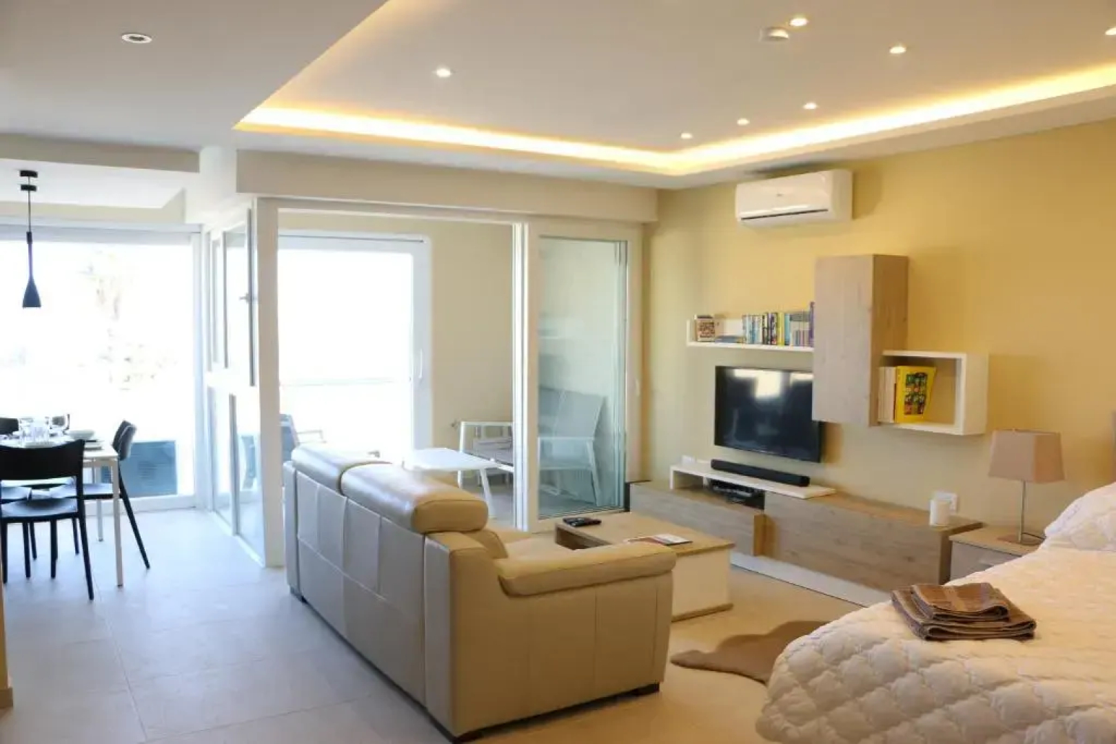 Wileg 4A Luxury Studio Apartment with Shared Swimming Pool.