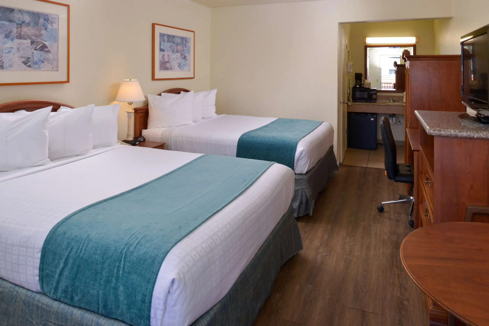 Edgewater Inn And Suites