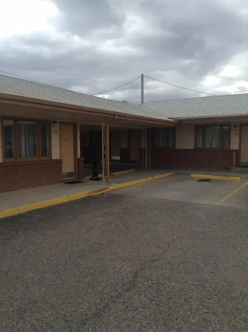 Ski's Western Motel
