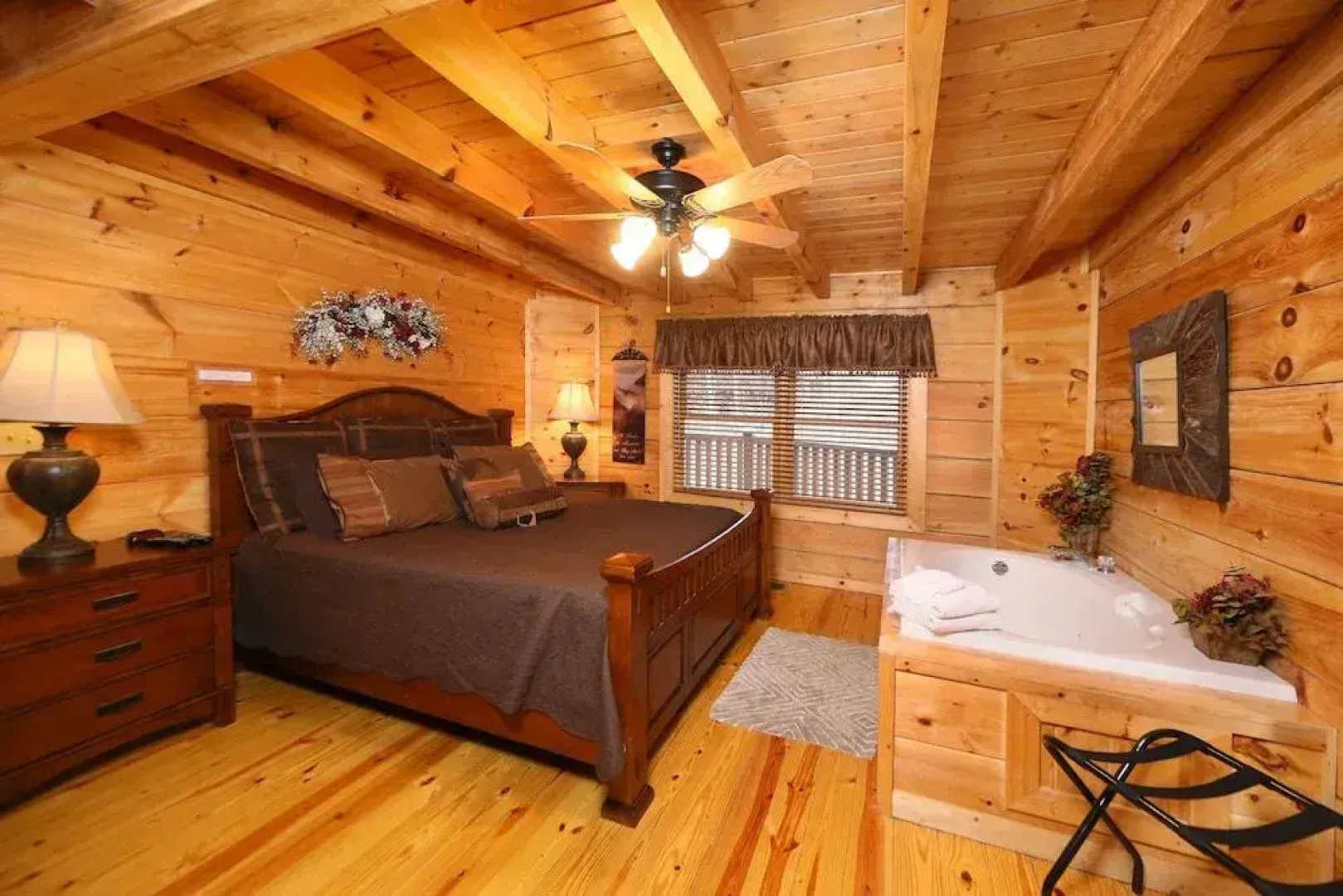 Smoky Mountain Getaway 5 Br cabin by RedAwning