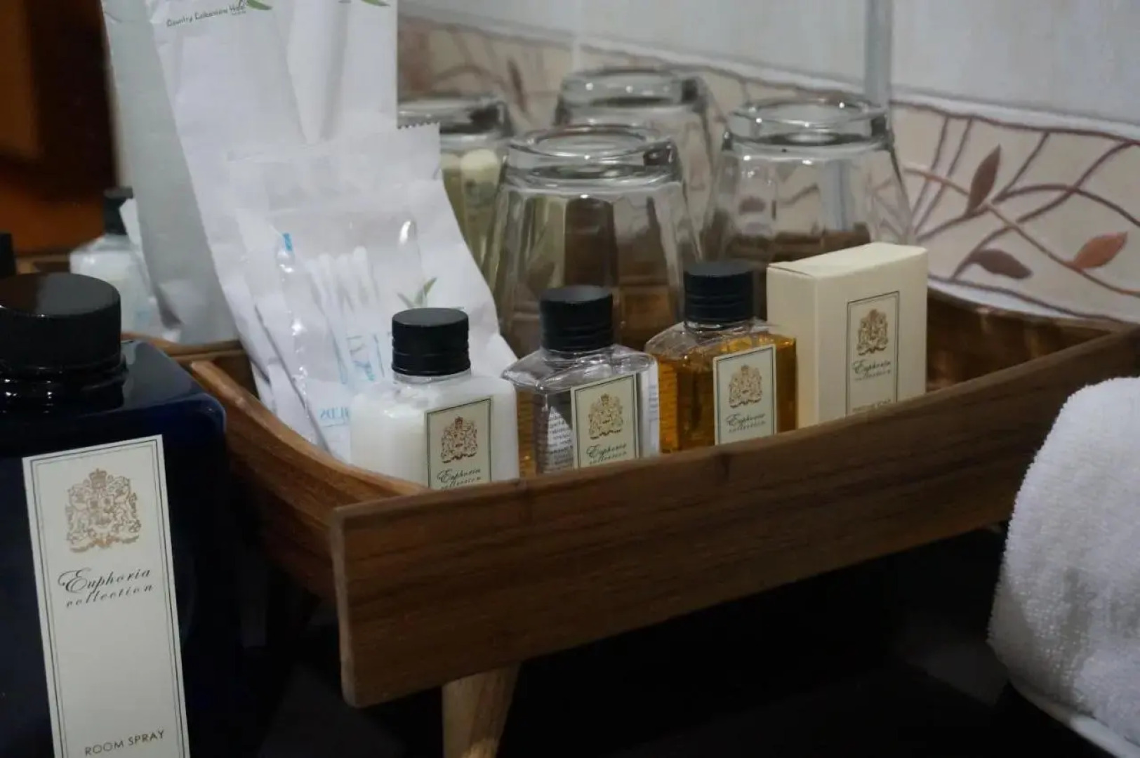 The Country Lake View Hotel