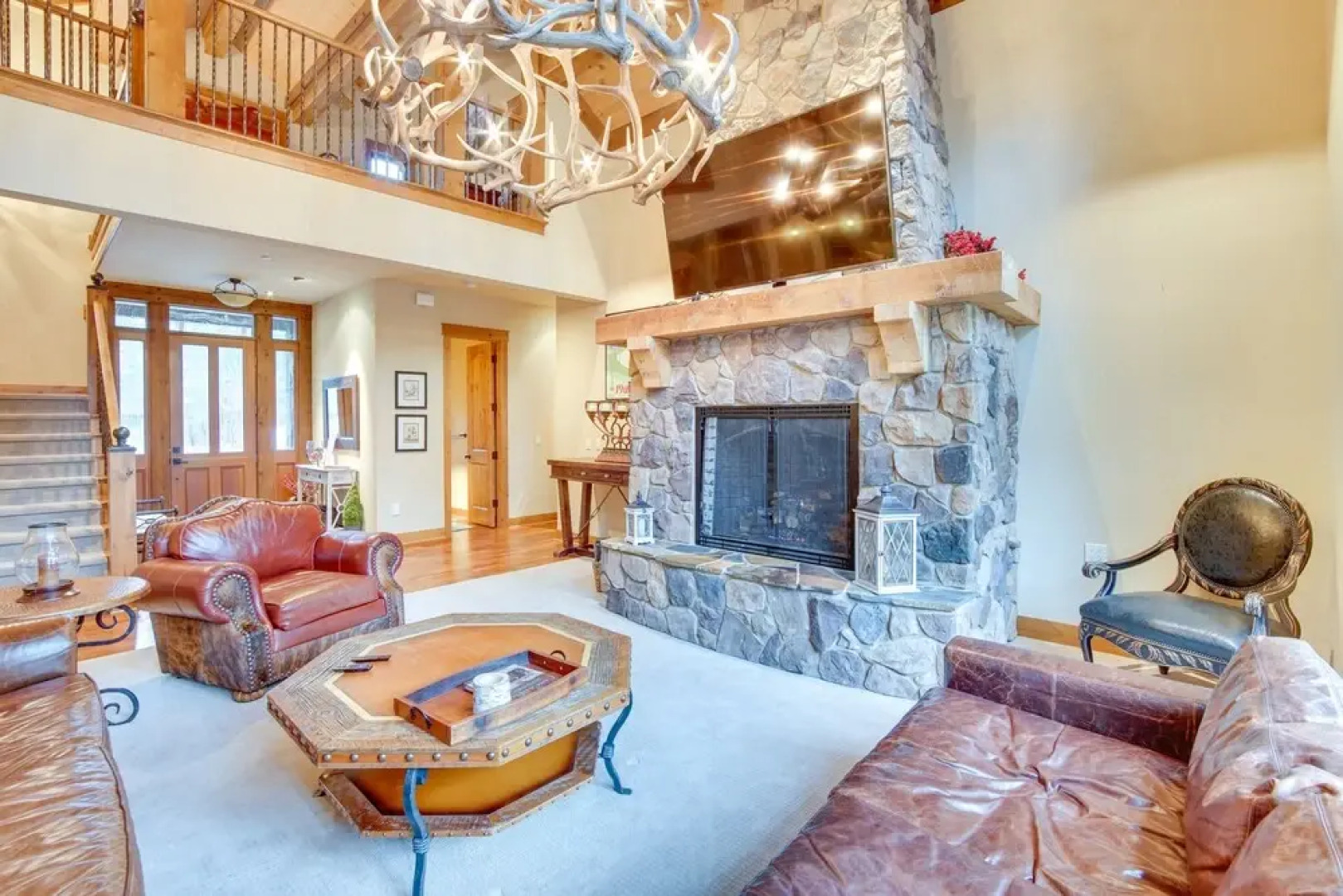 Spacious Cle Elum Cabin on Golf Course w/ Hot Tub!