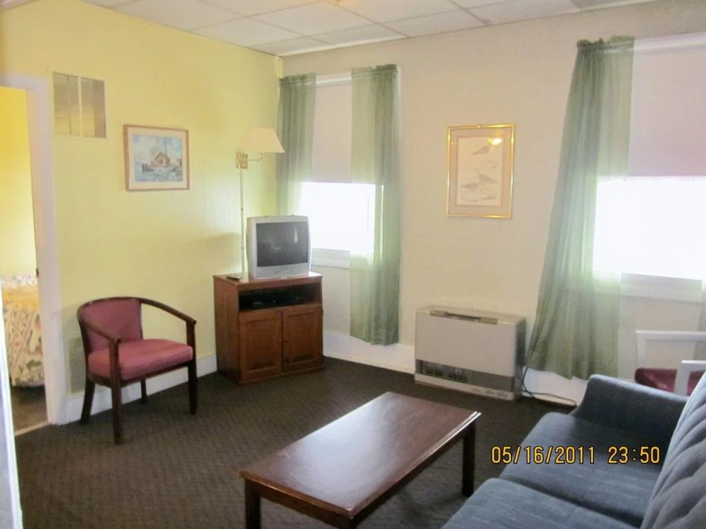 Colonial Motel Suites