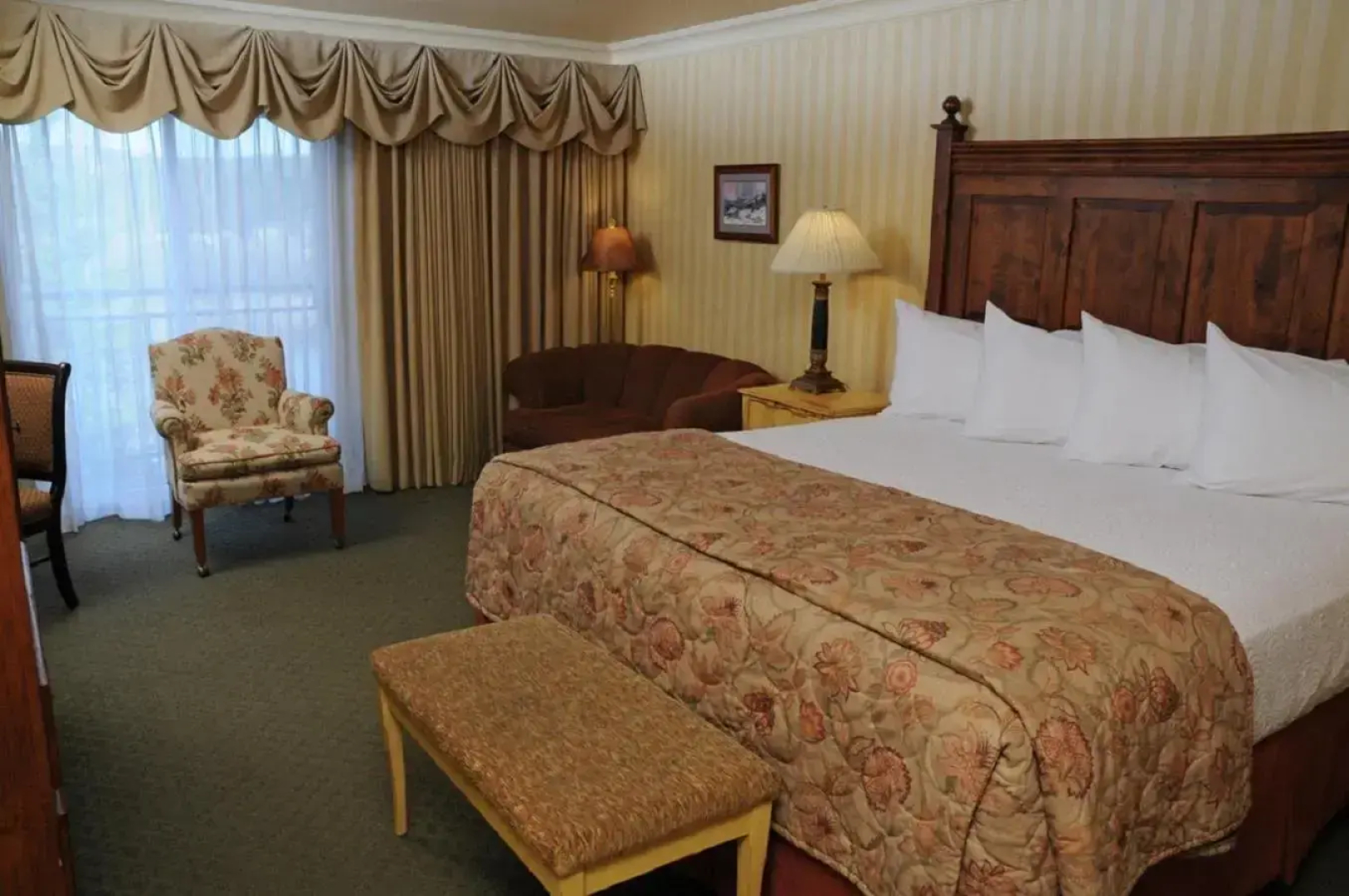Pike's Waterfront Lodge