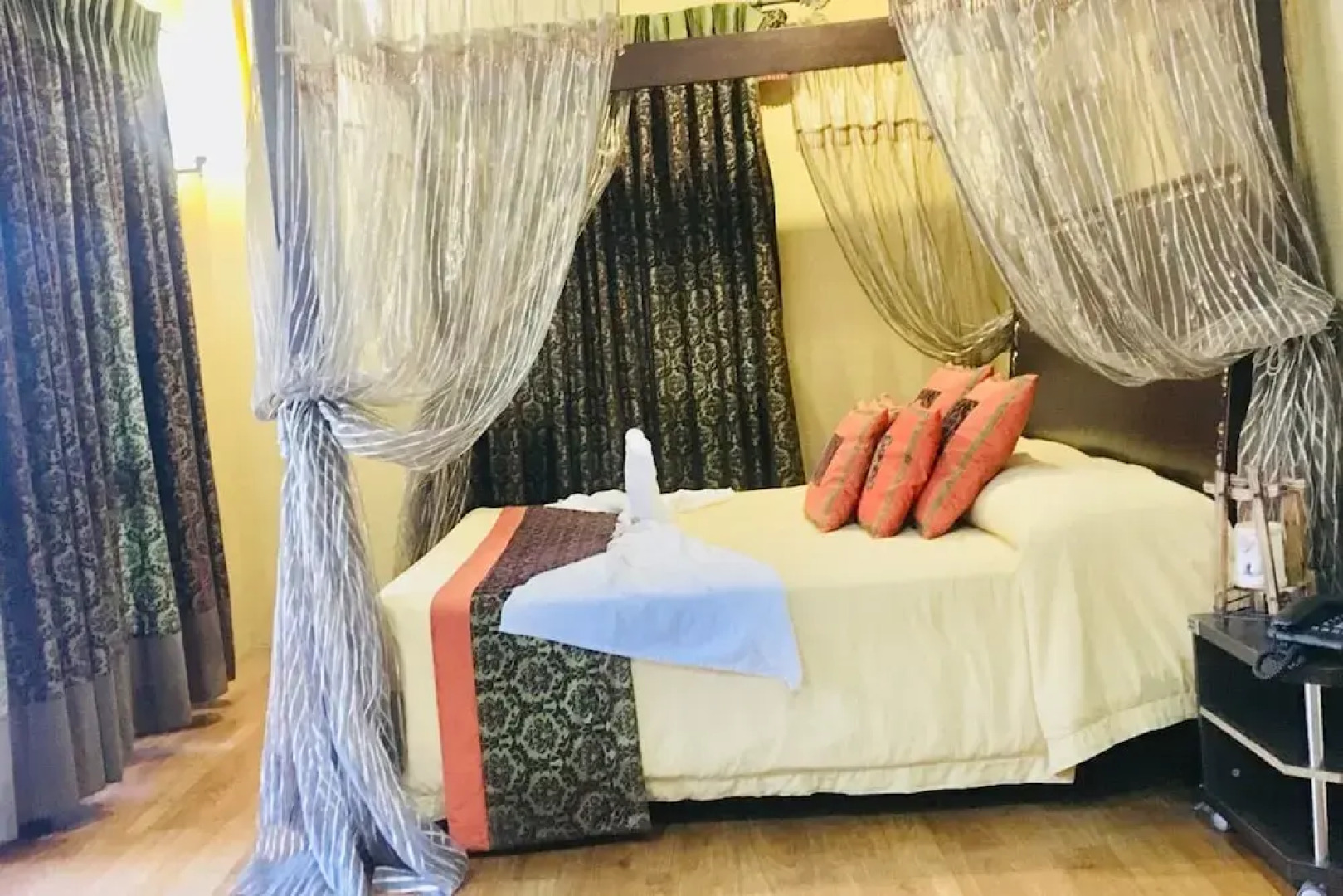 Kamayan sa Palaisdaan Hotel and Resort